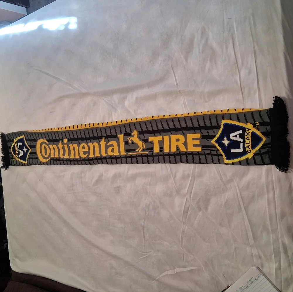 LA Galaxy Scarf Reversibke Yelow-Black Continental Tire Sport Fans Winter‎